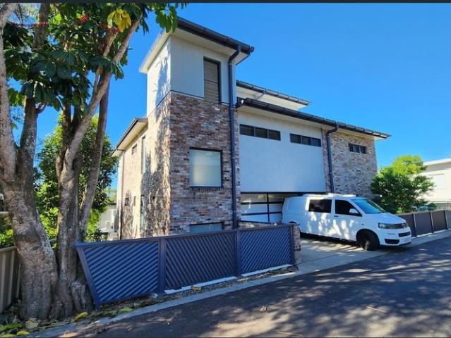 LUXURY HARBOUR DRIVE LIVING – SPACIOUS 340sqm DUAL LEVEL RESIDENCE