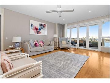 LUXURY HARBOURFRONT APARTMENT WITH PANORAMIC WATER VIEWS
