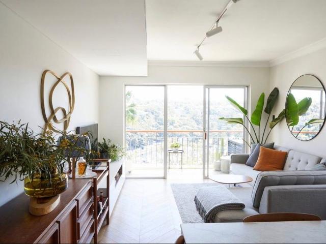 Luxury Harbourside Living in a Beautifully Renovated Apartment