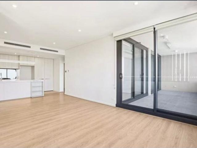 Luxury High Floor Apartment | 2 Bedrooms + 2 Bathrooms + Parking + 2 Storage Cages