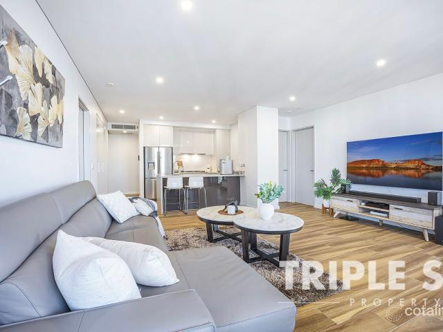 LUXURY HIGH FLOOR FOUR BEDROOM APARTMENT WITH PANORAMIC VIEWS IN EASTGARDENS