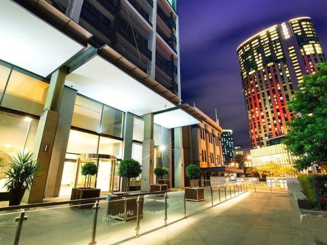 Luxury High End Living with Panoramic Bay Views in the Heart of Melbourne