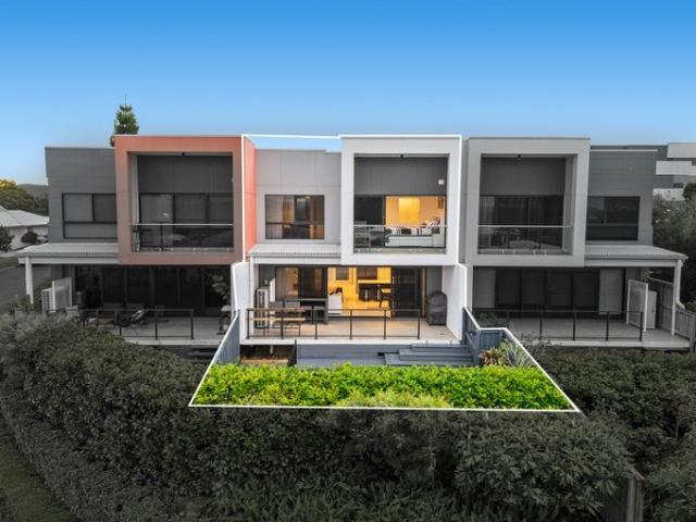 Luxury Hilltop Living with Spectacular Panoramic Gold Coast Views