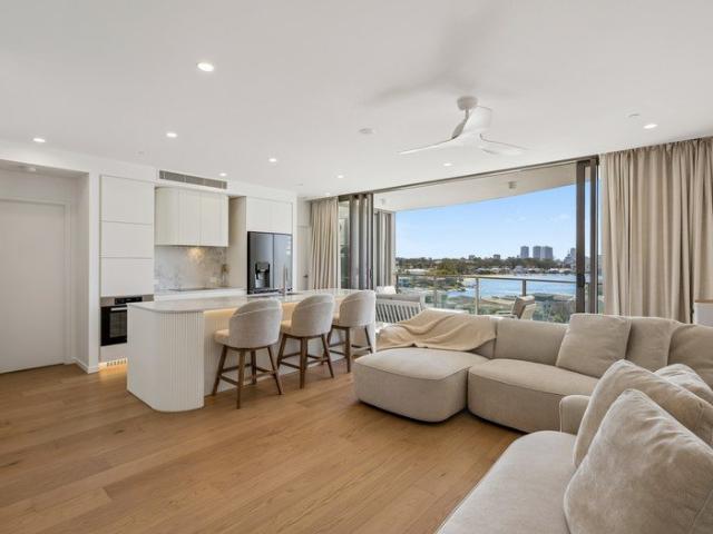 Luxury in the Heart of Chevron Island