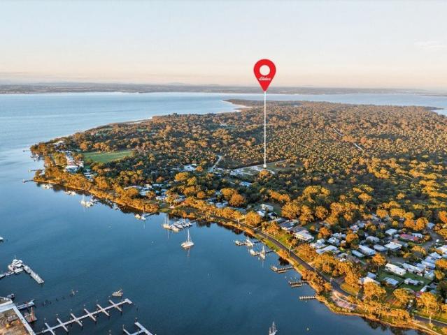 Luxury Island Lifestyle with Home and 6 luxury Villas! 6 Acre Raymond Island Estate