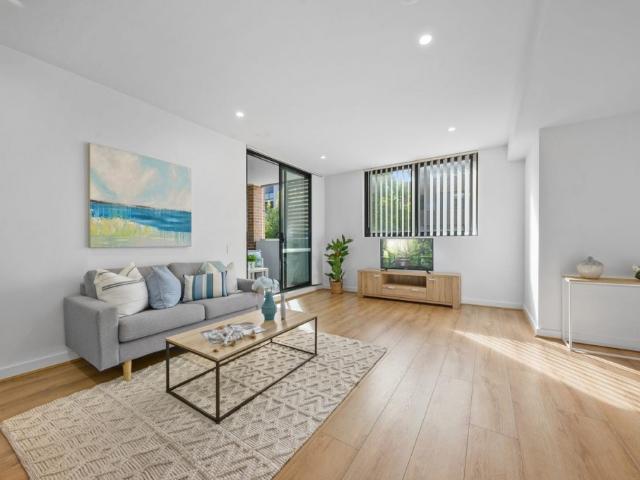Luxury One Bed Apartment with Car Space & Storage