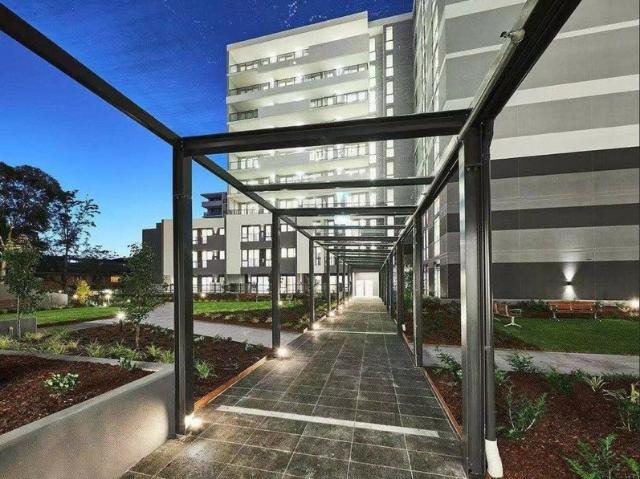 Luxury One Bedroom + Study with ultimate convenience
