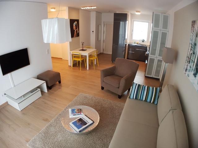 Luxury One Bedroom with balcony, near Skyline Plaza Shopping Mall, Frankfurt