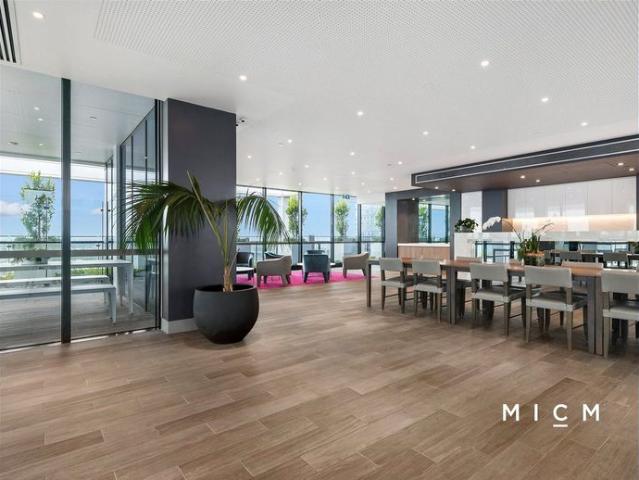 Luxury One Bedroom With Study Area Perfect For WFH!