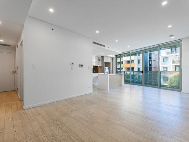 Luxury Open Plan 2 Bed in The Heart Of Green Square