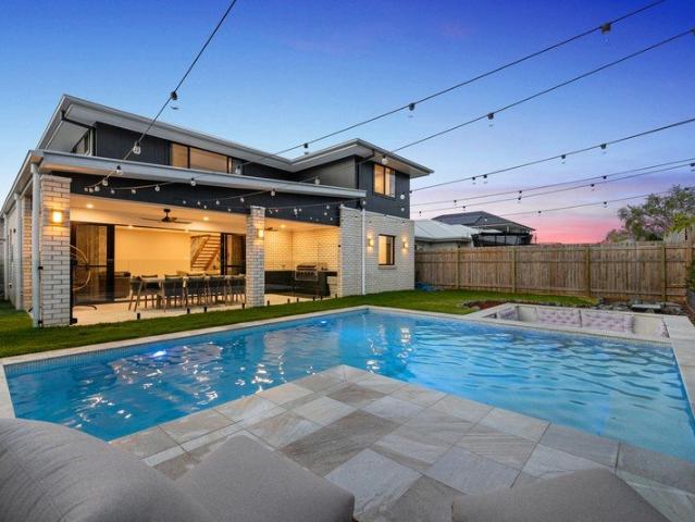 LUXURY ORMISTON LIVING WITH POOL & THEATRE