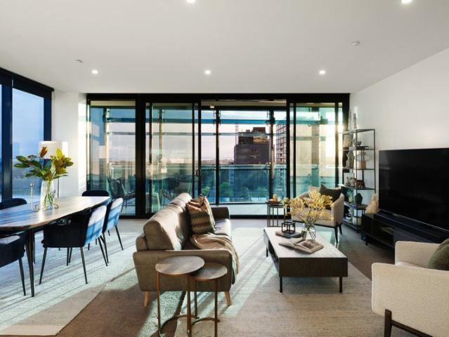 Luxury Low Maintenance Lifestyle with Stunning Park and Bay Views