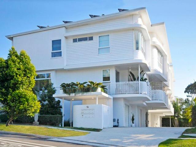 Luxury Low Maintenance Living Walk to the Beach