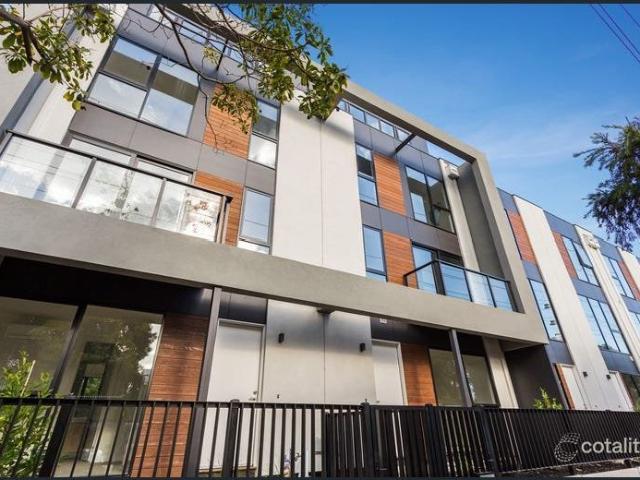 Luxury Low Maintenance Living Moments from the CBD