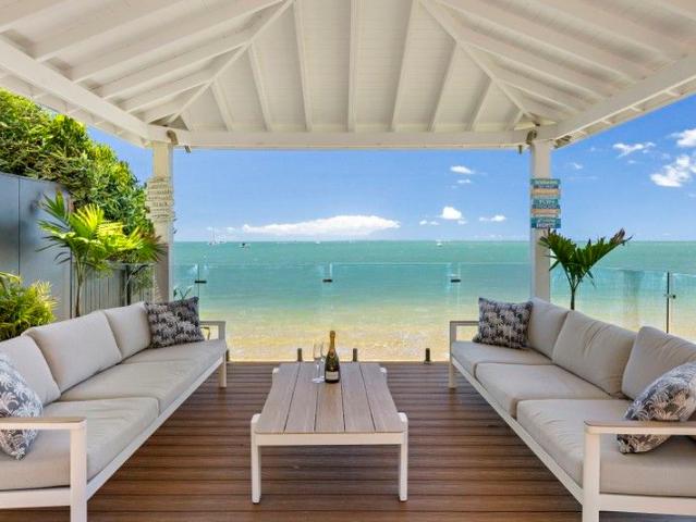 LUXURY LOWSET ABSOLUTE BEACHFRONT