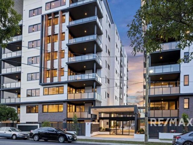 Luxurious three bedroom apartment in precinct's best complex