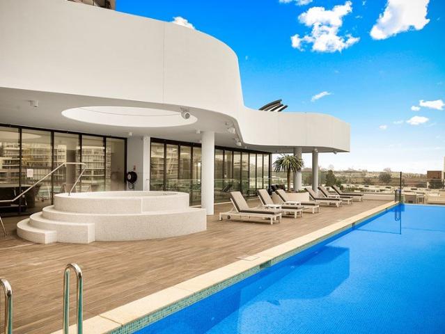 Luxury Lakefront Apartment Living
