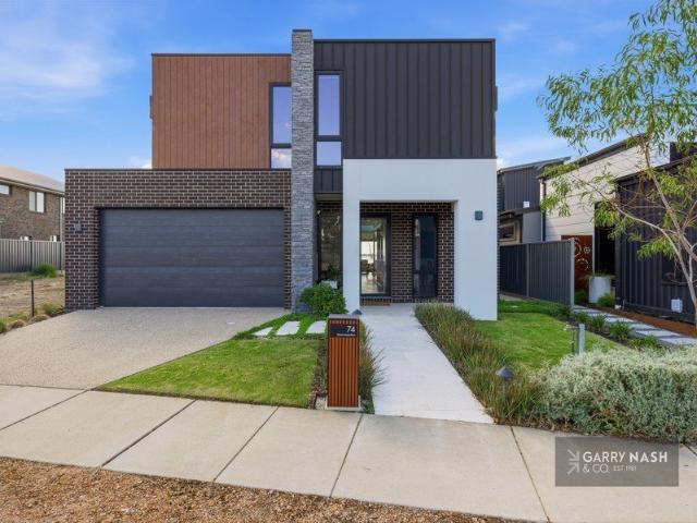 LUXURY LAKEFRONT LIFESTYLE LIVING
