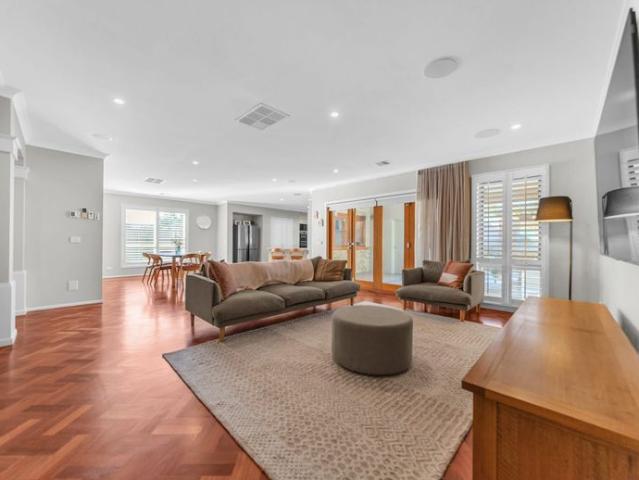 Luxury Lakefront Living in Lara