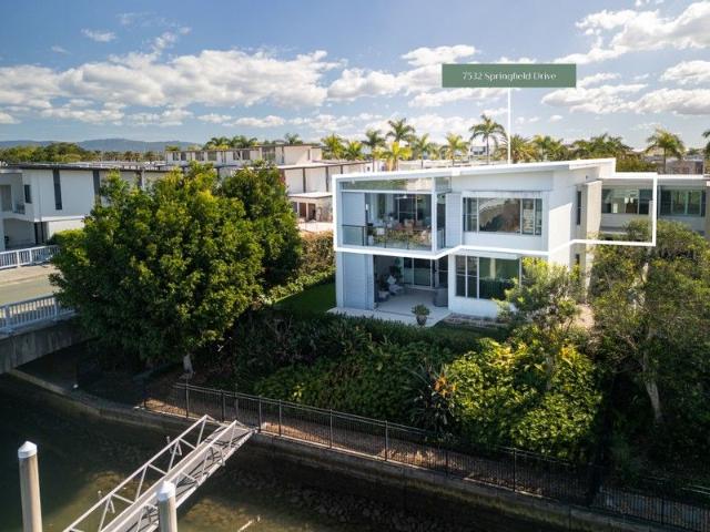 Luxury lakeside apartment overlooking the Golf Course!