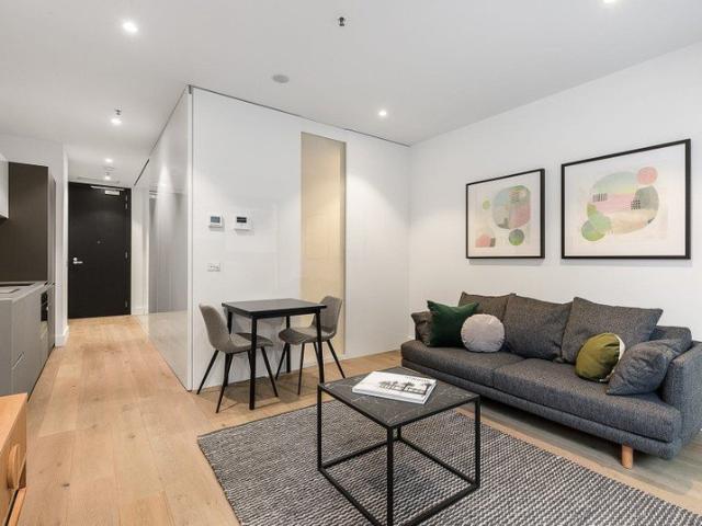 Luxury Lakeside Living Opposite Albert Park Investors dream at %7.88 Return