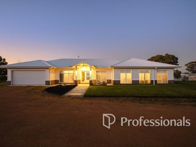 Luxury Lakeside Living at Its Finest 3958m2