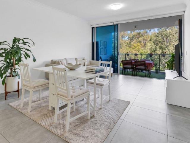 Luxury Lakeside Living in the Heart of Southlakes At Varsity!