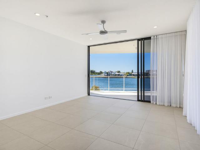 Luxury Lakeside Living POOL, BBQ AREA, LUX LOUNGE WTH POOL TABLE & ROOFTOP ACCESS