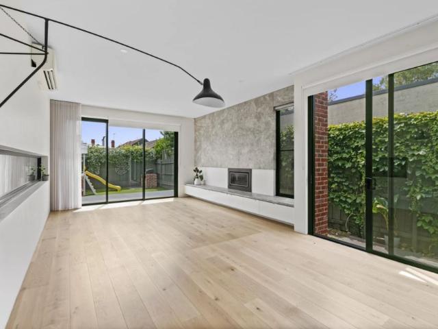 Luxury Living Near High Street Cafés, Parks & Transport