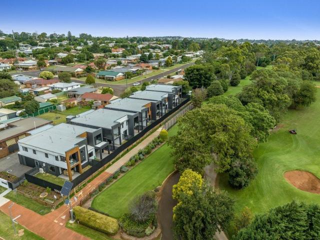 Luxury Living Overlooking City Golf Club