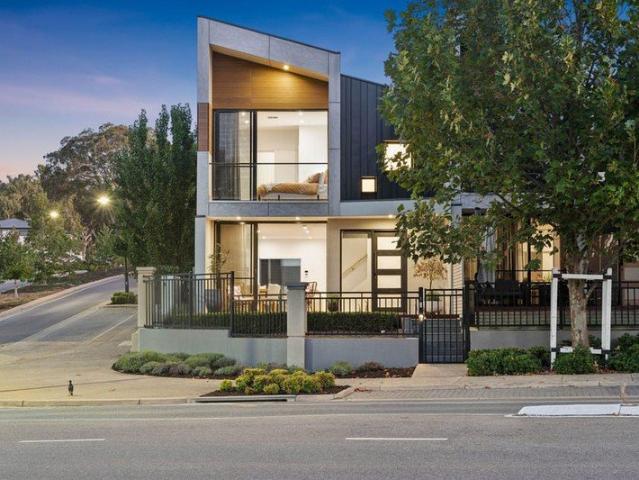 Luxury Living Overlooking the Reserve