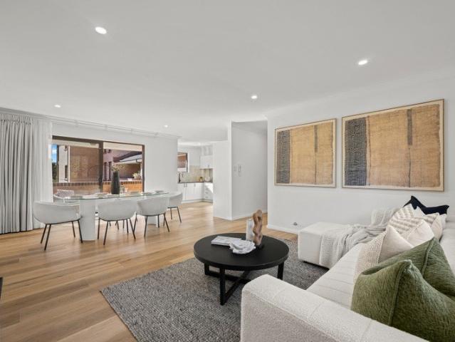 Luxury Living On the Park North Facing in Lifestyle Locale 5 Minute Walk to METRO