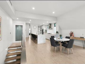 LUXURY LIVING OPPOSITE THE RIVER