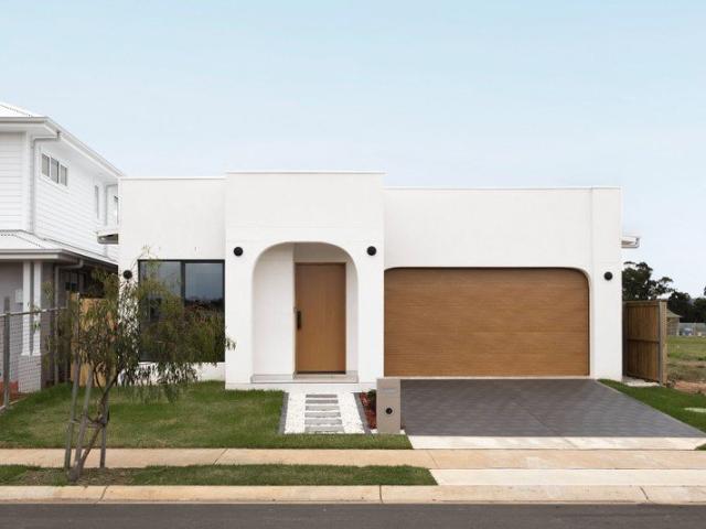 Luxury Living Opposite with Fairway Frontage