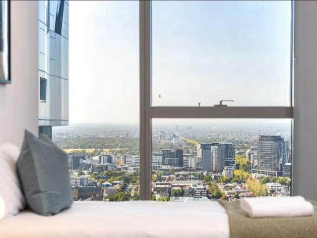 LUXURY LIVING AT RITZ CARLTON PRIME CBD INVESTMENT OR HOME
