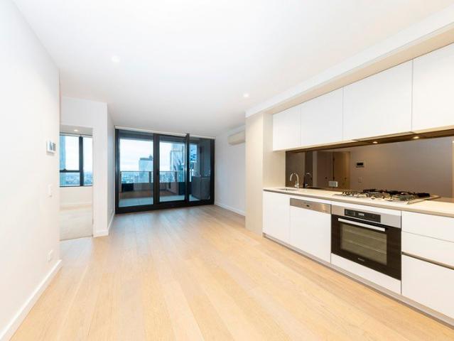 LUXURY LIVING AT UNRIVALLED LOCATION