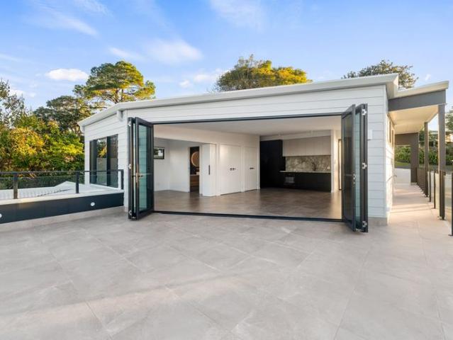 Luxury Living Above the Coast – Views, Privacy & Style