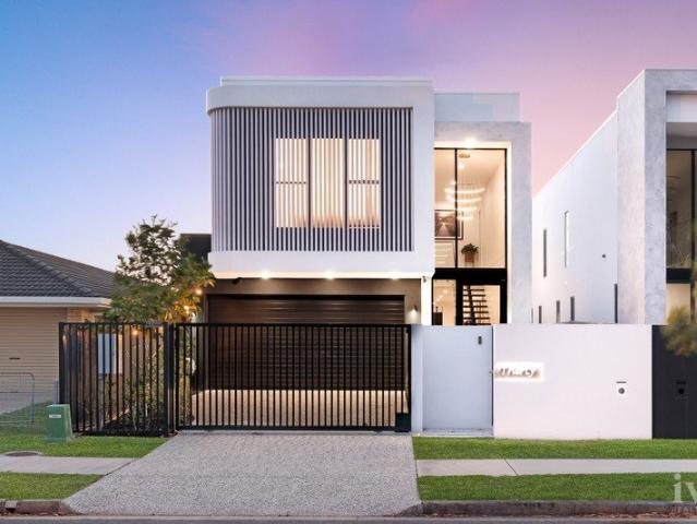 Luxury Living and Entertaining by the Broadwater