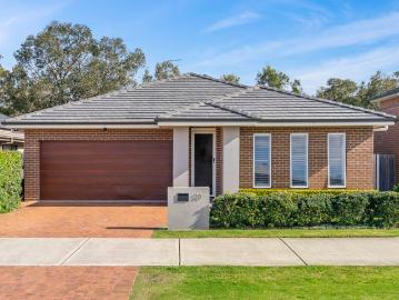 Luxury Living Backing Onto Your Own Private Oasis
