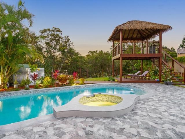 Luxury Living Backing Onto Botanical Gardens Designer Home in Benowa Waters Large 841m2 block