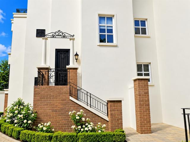 Luxury living! Fully furnished apartment in Bryanston, Sandton!