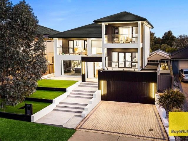 Luxury Living. Golf Course Panorama. Unmatched Sanctuary Lakes Lifestyle. Motivated Owner Must Be Sold!
