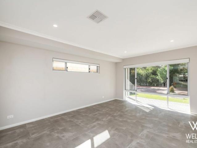 LUXURY LIVING IN A LIVING THE DREAM LOCATION!