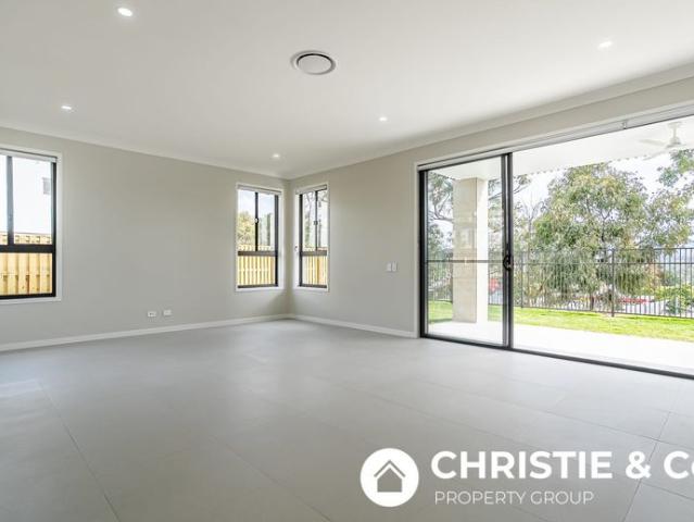 Luxury Living in an upmarket 5 bedroom home at the Quarry!
