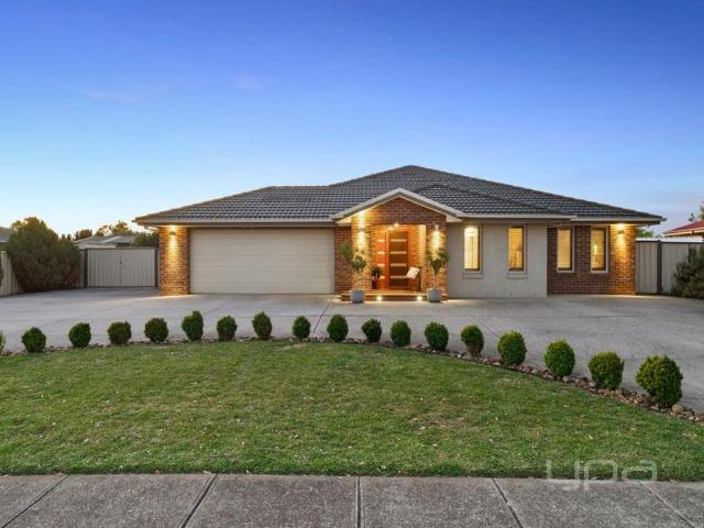 LUXURY FAMILY HOME ON OVER 2,000m2 IN PRIME LOCATION