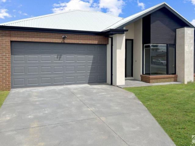 LUXURY LIVING IN SHANNON WATERS