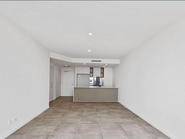 Luxury Living in the Heart of Hope Island – 5th Floor Apartment
