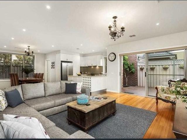 LUXURY LIVING IN THE HEART OF PASCOE VALE SOUTH!