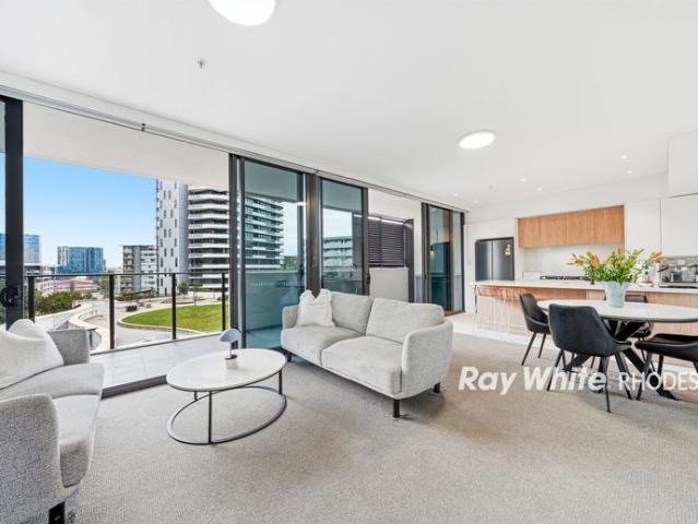 Newly Renovated | 3 Bedroom Corner Residence | Sweeping District Views | Huge Balcony