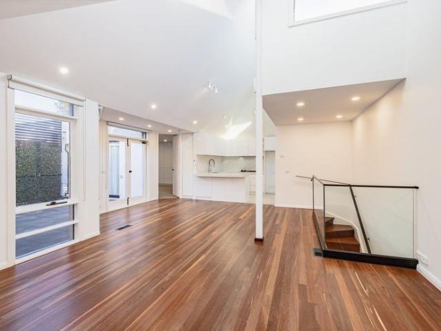 LUXURY LIVING IN THE HEART OF SOUTH YARRA – Includes WM and Dryer